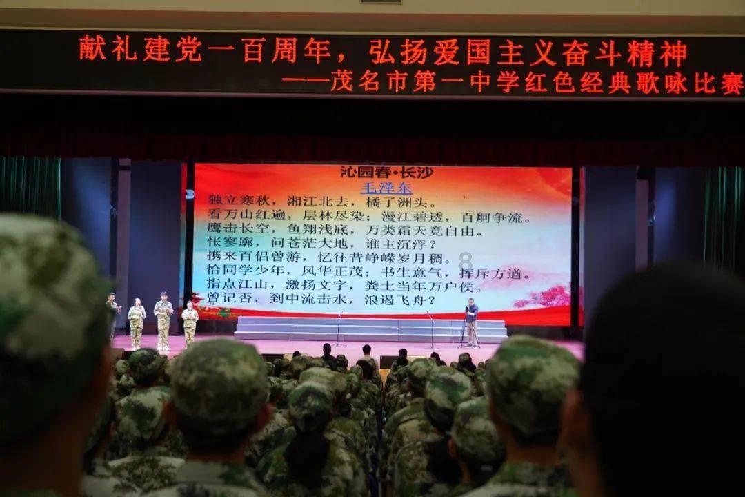 云南一高速突发山体滑坡,行驶车辆被巨石砸中!有人受伤