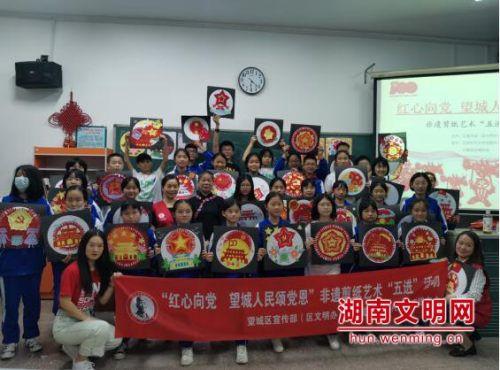 贵州江黔高速路面积雪多车连撞 数十辆车撞成一团 有人打碎挡风玻璃爬出