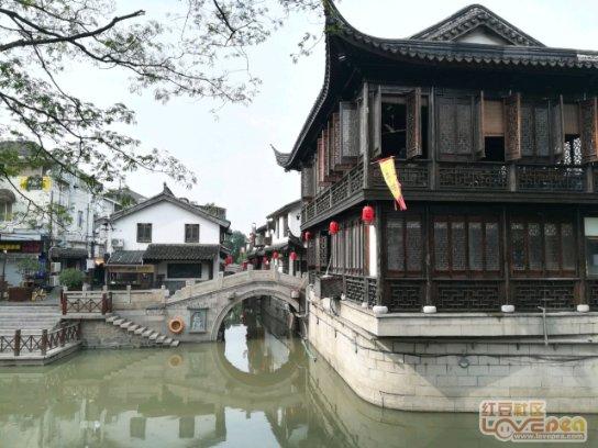 麦当劳跌0.19% 股价跌破300美元大关